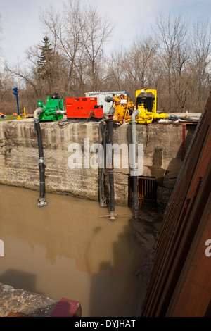 Il Champlain Canal è parte dello Stato di New York il sistema di canale, questo blocco è C6 a Fort Miller, NY, durante operazioni di dragaggio. Foto Stock