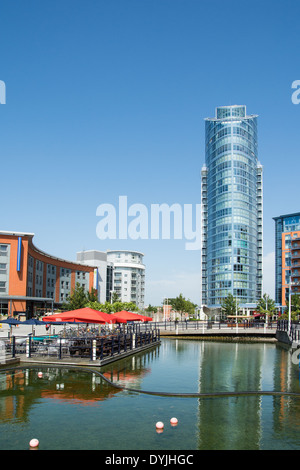 Parte di sviluppo a pistola Wharf Quays dall'Historic Dockyard, Portsmouth Porto, Hampshire, Inghilterra. Foto Stock