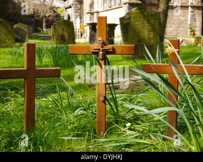 Pasqua commemorativo croci in terreno di sepoltura / cimitero presso la chiesa di Sant'Andrea, Newcastle upon Tyne, England, Regno Unito Foto Stock