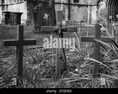 Pasqua commemorativo croci in terreno di sepoltura / cimitero presso la chiesa di Sant'Andrea, Newcastle upon Tyne, England, Regno Unito Foto Stock