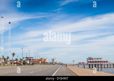 Galveston Seawall Boulevard, viaggio panoramico lungo l'area del resort presso il Galveston Seawall a Galveston, Texas. Foto Stock