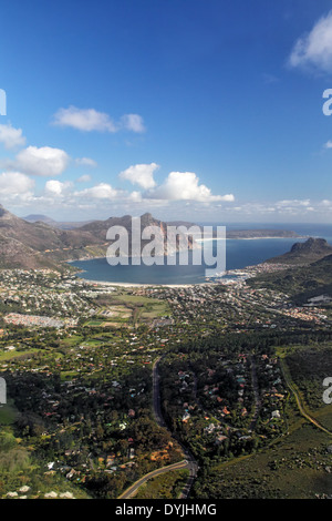 Vista aerea di Hout Bay, sobborgo di Cape Town, Sud Africa, e vista sulla Penisola del Capo. Foto Stock