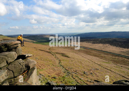 Bordo Stanage, Derbyshire, Regno Unito.19 Aprile, 2014. Gli alpinisti prendere vantaggio della Banca vacanza sole sulla scarpata gritstone del bordo Stanage. La scarpata costituisce il bordo settentrionale del Peak District e arrampicatori attracks,gli escursionisti, i fotografi e il pubblico in generale per questa bellezza naturale spot. Credito: Ian Francesco/Alamy Live News Foto Stock