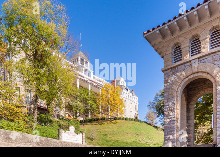 Campanile di Santa Elisabetta Chiesa cattolica in discesa dalla famosa Crescent Hotel a Eureka Springs, Arkansas. Foto Stock