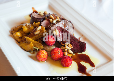 La carne di cervo con frutto del corbezzolo, Hervas, Caceres, Estremadura, Spagna, Europa Foto Stock