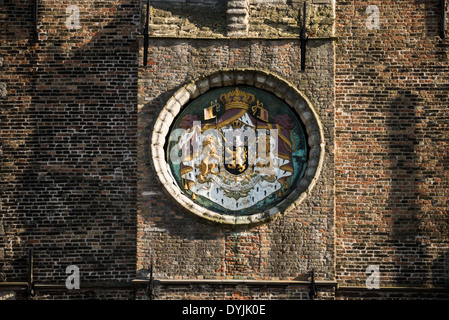 Una guarnizione di tenuta reale sulla parte anteriore del Belfry (campanile) nel Markt (piazza del Mercato nel centro storico di Bruges, un sito Patrimonio Mondiale dell'UNESCO. Foto Stock