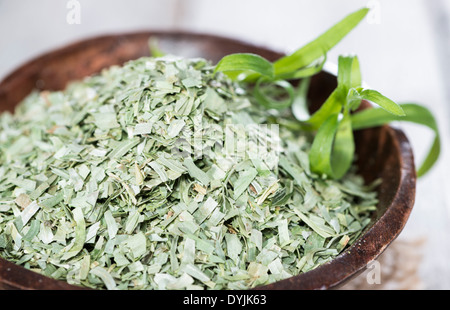 Porzione di dragoncello essiccato in una piccola ciotola Foto Stock