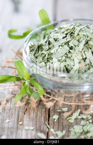 Porzione di dragoncello essiccato in una piccola ciotola Foto Stock