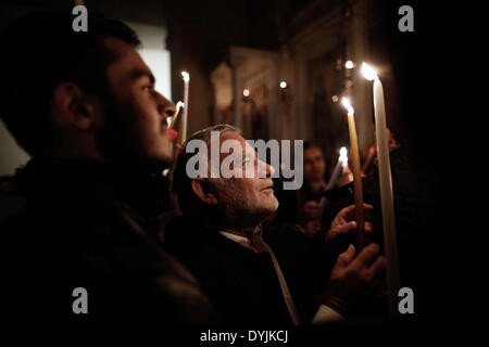 Serres, Grecia. Xix Apr, 2014. Greco-ortodossi celebrano la Risurrezione di Gesù Cristo in Serres in Grecia il 19 aprile 2014. Pasqua, noto anche come Risurrezione domenica celebra la risurrezione di Gesù Cristo. I cristiani credono che Gesù fu crocifisso il venerdì santo e risuscitò dai morti dopo tre giorni la Domenica di Pasqua. La domenica di Pasqua segna la fine della Quaresima, 40 giorni di digiuno e di preghiera e di penitenza, ed è seguita da un 50-giorno periodo denominato tempo pasquale, che si conclude con la Domenica di Pentecoste. Credito: Konstantinos Tsakalidis/Alamy Live News Foto Stock