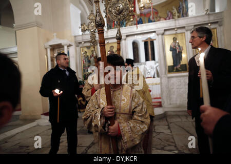 Serres, Grecia. Xix Apr, 2014. Greco-ortodossi celebrano la Risurrezione di Gesù Cristo in Serres in Grecia il 19 aprile 2014. Pasqua, noto anche come Risurrezione domenica celebra la risurrezione di Gesù Cristo. I cristiani credono che Gesù fu crocifisso il venerdì santo e risuscitò dai morti dopo tre giorni la Domenica di Pasqua. La domenica di Pasqua segna la fine della Quaresima, 40 giorni di digiuno e di preghiera e di penitenza, ed è seguita da un 50-giorno periodo denominato tempo pasquale, che si conclude con la Domenica di Pentecoste. Credito: Konstantinos Tsakalidis/Alamy Live News Foto Stock