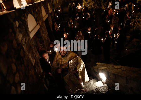 Serres, Grecia. Xix Apr, 2014. Greco-ortodossi celebrano la Risurrezione di Gesù Cristo in Serres in Grecia il 19 aprile 2014. Pasqua, noto anche come Risurrezione domenica celebra la risurrezione di Gesù Cristo. I cristiani credono che Gesù fu crocifisso il venerdì santo e risuscitò dai morti dopo tre giorni la Domenica di Pasqua. La domenica di Pasqua segna la fine della Quaresima, 40 giorni di digiuno e di preghiera e di penitenza, ed è seguita da un 50-giorno periodo denominato tempo pasquale, che si conclude con la Domenica di Pentecoste. Credito: Konstantinos Tsakalidis/Alamy Live News Foto Stock