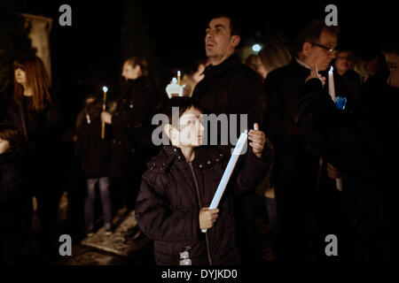 Serres, Grecia. Xix Apr, 2014. Greco-ortodossi celebrano la Risurrezione di Gesù Cristo in Serres in Grecia il 19 aprile 2014. Pasqua, noto anche come Risurrezione domenica celebra la risurrezione di Gesù Cristo. I cristiani credono che Gesù fu crocifisso il venerdì santo e risuscitò dai morti dopo tre giorni la Domenica di Pasqua. La domenica di Pasqua segna la fine della Quaresima, 40 giorni di digiuno e di preghiera e di penitenza, ed è seguita da un 50-giorno periodo denominato tempo pasquale, che si conclude con la Domenica di Pentecoste. Credito: Konstantinos Tsakalidis/Alamy Live News Foto Stock