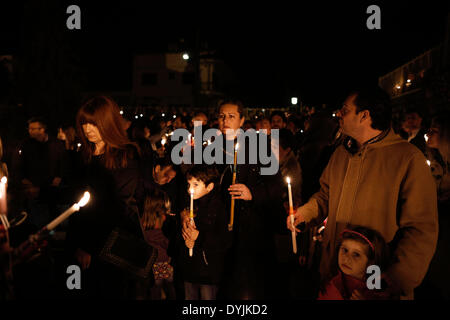 Serres, Grecia. Xix Apr, 2014. Greco-ortodossi celebrano la Risurrezione di Gesù Cristo in Serres in Grecia il 19 aprile 2014. Pasqua, noto anche come Risurrezione domenica celebra la risurrezione di Gesù Cristo. I cristiani credono che Gesù fu crocifisso il venerdì santo e risuscitò dai morti dopo tre giorni la Domenica di Pasqua. La domenica di Pasqua segna la fine della Quaresima, 40 giorni di digiuno e di preghiera e di penitenza, ed è seguita da un 50-giorno periodo denominato tempo pasquale, che si conclude con la Domenica di Pentecoste. Credito: Konstantinos Tsakalidis/Alamy Live News Foto Stock