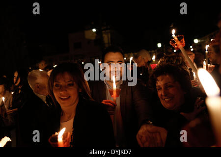 Serres, Grecia. Xix Apr, 2014. Greco-ortodossi celebrano la Risurrezione di Gesù Cristo in Serres in Grecia il 19 aprile 2014. Pasqua, noto anche come Risurrezione domenica celebra la risurrezione di Gesù Cristo. I cristiani credono che Gesù fu crocifisso il venerdì santo e risuscitò dai morti dopo tre giorni la Domenica di Pasqua. La domenica di Pasqua segna la fine della Quaresima, 40 giorni di digiuno e di preghiera e di penitenza, ed è seguita da un 50-giorno periodo denominato tempo pasquale, che si conclude con la Domenica di Pentecoste. Credito: Konstantinos Tsakalidis/Alamy Live News Foto Stock