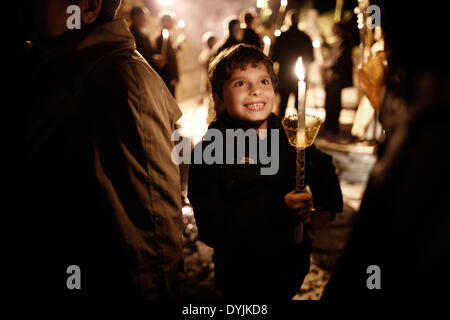 Serres, Grecia. Xix Apr, 2014. Greco-ortodossi celebrano la Risurrezione di Gesù Cristo in Serres in Grecia il 19 aprile 2014. Pasqua, noto anche come Risurrezione domenica celebra la risurrezione di Gesù Cristo. I cristiani credono che Gesù fu crocifisso il venerdì santo e risuscitò dai morti dopo tre giorni la Domenica di Pasqua. La domenica di Pasqua segna la fine della Quaresima, 40 giorni di digiuno e di preghiera e di penitenza, ed è seguita da un 50-giorno periodo denominato tempo pasquale, che si conclude con la Domenica di Pentecoste. Credito: Konstantinos Tsakalidis/Alamy Live News Foto Stock