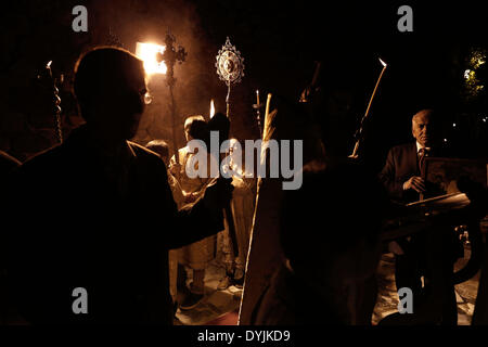 Serres, Grecia. Xix Apr, 2014. Greco-ortodossi celebrano la Risurrezione di Gesù Cristo in Serres in Grecia il 19 aprile 2014. Pasqua, noto anche come Risurrezione domenica celebra la risurrezione di Gesù Cristo. I cristiani credono che Gesù fu crocifisso il venerdì santo e risuscitò dai morti dopo tre giorni la Domenica di Pasqua. La domenica di Pasqua segna la fine della Quaresima, 40 giorni di digiuno e di preghiera e di penitenza, ed è seguita da un 50-giorno periodo denominato tempo pasquale, che si conclude con la Domenica di Pentecoste. Credito: Konstantinos Tsakalidis/Alamy Live News Foto Stock