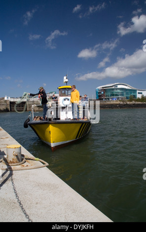 Comandante mate gettando la corda Foto Stock