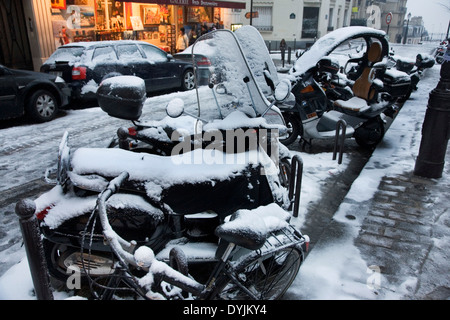 Montmartre, Parigi in presenza di un notevole manto di neve. Rare condizioni invernali. Montmartre, Parigi, Francia Foto Stock