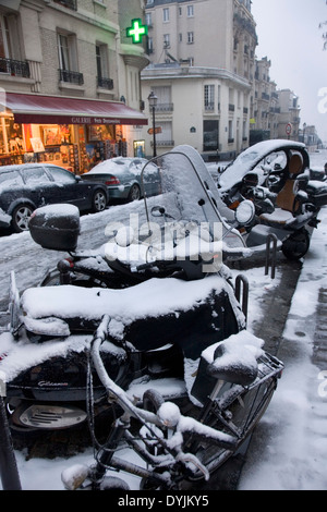 Montmartre, Parigi in presenza di un notevole manto di neve. Rare condizioni invernali. Montmartre, Parigi, Francia Foto Stock