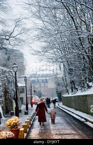 Montmartre, Parigi in presenza di un notevole manto di neve. Rare condizioni invernali. Montmartre, Parigi, Francia Foto Stock