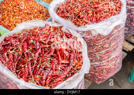 Sacchetti di peperoncini essiccati a un asiatico street market Foto Stock