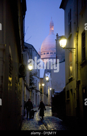 Montmartre, Parigi in presenza di un notevole manto di neve. Rare condizioni invernali. Montmartre, Parigi, Francia Foto Stock