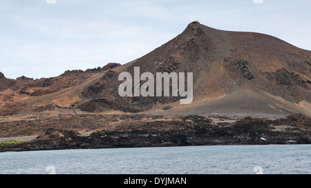 Una passerella e la scala di attraversare il secco, paesaggio vulcanico di Bartolome Island nelle isole Galapagos dell Ecuador. Foto Stock