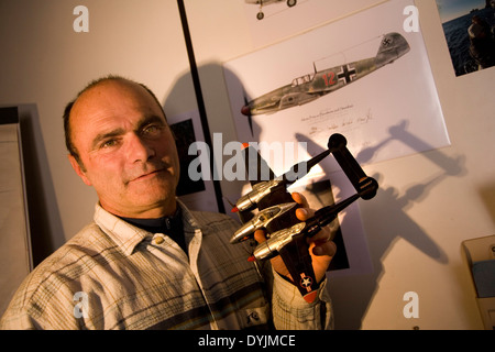 Jean-Claude Bianco pescatore subacqueo e Luc Vanrell che hanno trovato Antoine Saint Exupery's aereo. Nei pressi di Marsiglia, Francia Foto Stock