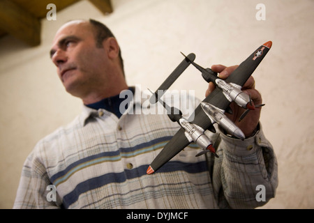 Jean-Claude Bianco pescatore subacqueo e Luc Vanrell che hanno trovato Antoine Saint Exupery's aereo. Nei pressi di Marsiglia, Francia Foto Stock