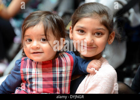 Londra, Regno Unito. Xix 14 aprile : Due chlid guardando le preforme a Vaisakhi 2014 presso lo scambio Ilford a Londra. Foto di vedere Li/Alamy Live News Foto Stock