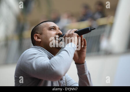 Londra, Regno Unito. Xix 14 aprile : regola Shah canta live at Vaisakhi 2014 presso lo scambio Ilford a Londra. Foto di vedere Li/Alamy Live News Foto Stock