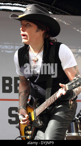 Londra, Regno Unito. Xix Apr, 2014. Adam Ant esegue per il National Record Store Day a Berwick Street, Londra il 19 aprile 2014 Credit: Keith MayhewAlamy Live News Foto Stock