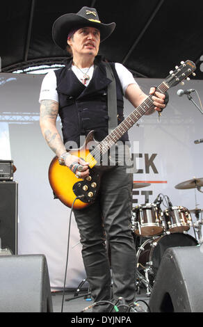 Londra, Regno Unito. Xix Apr, 2014. Adam Ant esegue per il National Record Store Day a Berwick Street, Londra il 19 aprile 2014 Credit: Keith MayhewAlamy Live News Foto Stock