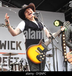 Londra, Regno Unito. Xix Apr, 2014. Adam Ant esegue per il National Record Store Day a Berwick Street, Londra il 19 aprile 2014 Credit: Keith MayhewAlamy Live News Foto Stock