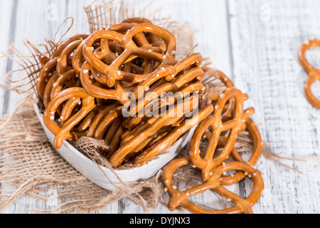 Porzione di piccolo pretzel (tipici snack tedesco) Foto Stock