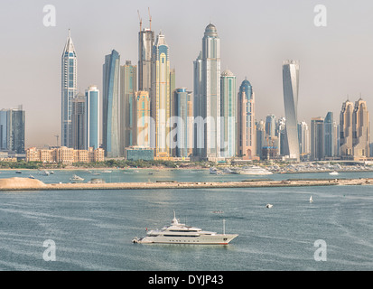 Vista sulla Marina di Dubai da Palm Jumeirah, EMIRATI ARABI UNITI Foto Stock