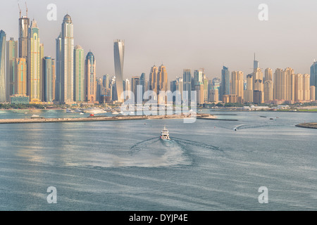 Vista sulla Marina di Dubai da Palm Jumeirah, EMIRATI ARABI UNITI Foto Stock