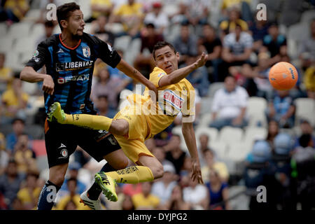 Ciudad De Mexico, Messico. Xix Apr, 2014. America's Paul Aguilar (R) il sistema VIES per la palla con Queretaro's Yasser Corona durante il loro match del campionato MX chiusura torneo tenutasi a Stadio Azteca di Città del Messico, capitale del Messico, il 19 aprile 2014. © Alejandro Ayala/Xinhua/Alamy Live News Foto Stock