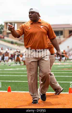 Austin, Texas, Stati Uniti d'America. 12 Giugno, 2012. Aprile 19, 2104: Texas Longhorns running back coach Tommie Robinson durante l annuale Texas Football Orange-White Scrimmage a Darrell K Royal-Texas Memorial Stadium di Austin, TX. © csm/Alamy Live News Foto Stock