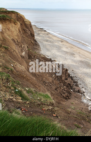 Erosione delle scogliere di argilla su East Yorkshire costa. Foto Stock