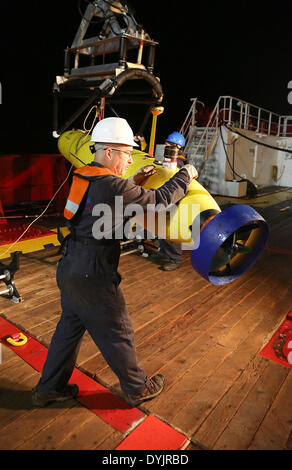 Canberra. Xx Apr, 2014. Foto rilasciata Australiana per il Dipartimento della difesa il 18 aprile 2014 illustra un tecnico dal Phoenix International oscilla verso la coda del Phoenix veicolo autonomo sottomarino (AUV) Artemis intorno prima l'AUV è stata allungate off ponte off Australian Defence nave Ocean scudo per la ricerca per la mancanza della Malaysia Airlines MH370. Credito: Xinhua/Alamy Live News Foto Stock