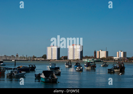 Consiglio appartamenti alta torre blocchi verde della Trinità a Gosport Foto Stock