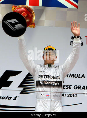 Shanghai, Cina. Xx Apr, 2014. Mercedes AMG Petronas driver britannico Lewis Hamilton detiene il trofeo sul podio dopo aver vinto la Formula Uno Gran Premio di Cina a Shanghai, Cina orientale, il 20 aprile 2014. Credit: ventola Jun/Xinhua/Alamy Live News Foto Stock