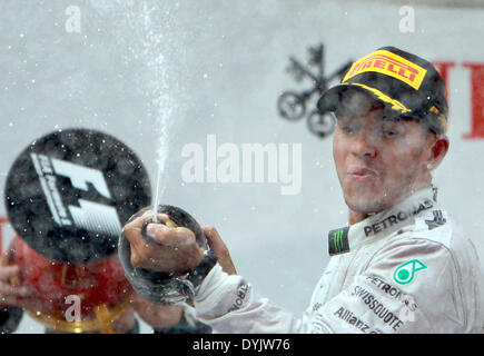 Shanghai, Cina. Xx Apr, 2014. Mercedes AMG Petronas driver britannico Lewis Hamilton festeggia con lo champagne sul podio dopo aver vinto la Formula Uno Gran Premio di Cina a Shanghai, Cina orientale, il 20 aprile 2014. Credit: ventola Jun/Xinhua/Alamy Live News Foto Stock