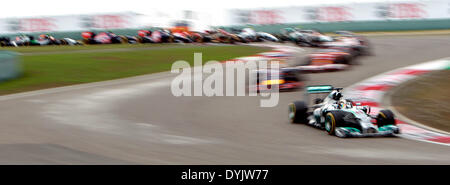 Shanghai, Cina. Xx Apr, 2014. Mercedes AMG Petronas driver britannico Lewis Hamilton (R) rigidi durante la Formula Uno Gran Premio di Cina a Shanghai, Cina orientale, il 20 aprile 2014. Hamilton ha vinto la Formula Uno cinese Grand Prix qui di domenica. Credit: ventola Jun/Xinhua/Alamy Live News Foto Stock