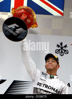 Shanghai, Cina. Xx Apr, 2014. Mercedes AMG Petronas driver britannico Lewis Hamilton detiene il trofeo sul podio dopo aver vinto la Formula Uno Gran Premio di Cina a Shanghai, Cina orientale, il 20 aprile 2014. Credit: ventola Jun/Xinhua/Alamy Live News Foto Stock