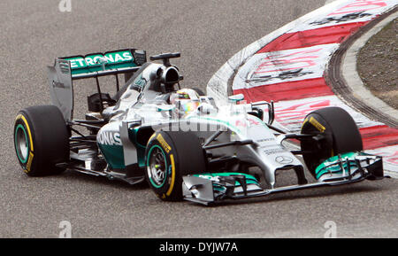 Shanghai, Cina. Xx Apr, 2014. Mercedes AMG Petronas driver britannico Lewis Hamilton rigidi durante la Formula Uno Gran Premio di Cina a Shanghai, Cina orientale, il 20 aprile 2014. Hamilton ha vinto la Formula Uno cinese Grand Prix qui di domenica. Credit: ventola Jun/Xinhua/Alamy Live News Foto Stock