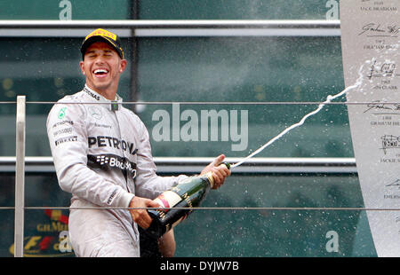 Shanghai, Cina. Xx Apr, 2014. Mercedes AMG Petronas driver britannico Lewis Hamilton festeggia con lo champagne sul podio dopo aver vinto la Formula Uno Gran Premio di Cina a Shanghai, Cina orientale, il 20 aprile 2014. Credit: ventola Jun/Xinhua/Alamy Live News Foto Stock