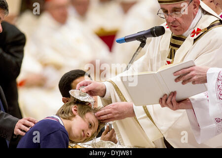 Vaticano Città del Vaticano 19 Aprile 2014 Papa Francesco celebrazione della Veglia Pasquale nella Notte Santa Francesco Papa battezza un bambino Credito: Davvero Facile Star/Alamy Live News Foto Stock