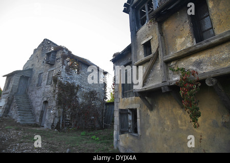 Girato a colori di un abbandonato casa grande. Foto Stock